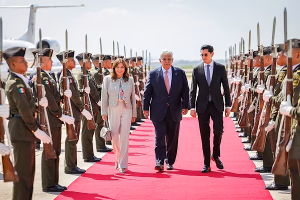 El presidente de la República de Panamá, José Raúl Mulino, llegó este martes a Ciudad de México, donde fue recibido con los más altos honores previo a su encuentro oficial con su homóloga Claudia Sheinbaum Pardo. En esta cita, ambos gobernantes tratarán temas de la agenda bilateral, tales como: comercio, inversiones, integración regional y cooperación