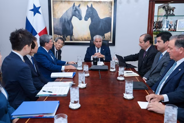 El presidente de la República de Panamá, José Raúl Mulino, recibió este lunes en el Palacio de las Garzas a una delegación de la Asociación de Navieros de Japón, quienes revelaron su interés en reforzar la cooperación con Panamá en diversos aspectos relacionados al sector marítimo, el cual ocupa un lugar protagónico para la economía de ambas naciones y es clave para las relaciones bilaterales. Este encuentro tuvo lugar una semana después de que el presidente Mulino recibiera a miembros de la Keidanren (Federación Empresarial de Japón), la principal organización del sector privado nipón.