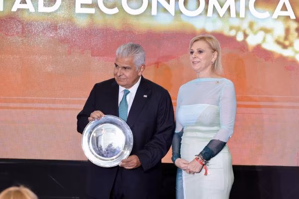 Entregan reconocimiento al Presidente José Raúl Mulino.