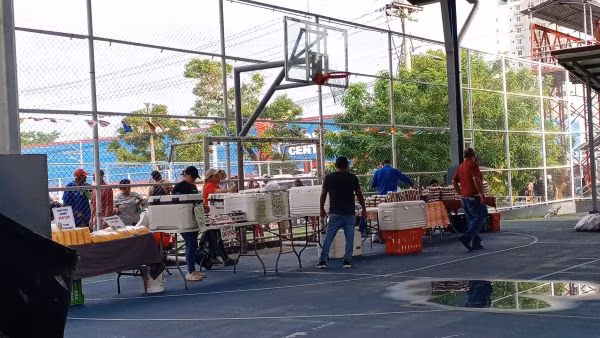 Agro feria ofrece frutas y vegetales.