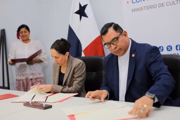Momento de la firma de la alianza académica.