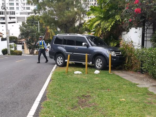Autorizan inmovilización temporal de vehículos mal estacionados.