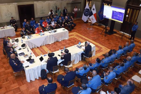 Bomberos de la región intercambian experiencias.