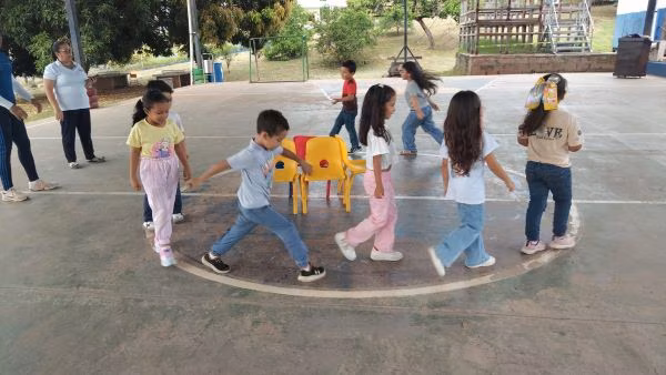 Estudiantes aprehenden juegos de antaño.
