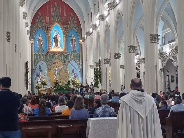 Devotos cantan las mañanitas.