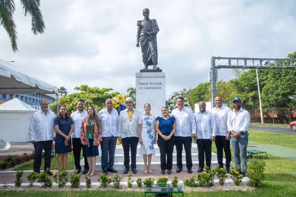 El monumento a Bolívar es restaurado.