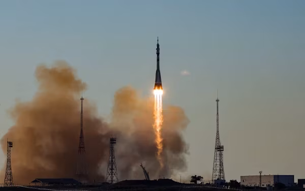 Moscú (EFE).- Rusia lanzó este martes la nave Soyuz MS-29 con tres tripulantes a bordo, dos cosmonautas rusos y un estadounidense, con destino a la Estación Espacial Internacional (EEI). El lanzamiento tuvo lugar a la hora prevista, las 14.48 GMT, desde el cosmódromo de Baikonur, situado en la estepa kazaja. El cohete portador Soyuz-2.1a fue el encargado de propulsar la nave tripulada y será quien la ponga en órbita ocho minutos después.