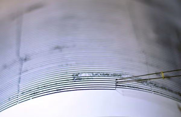 Ciudad de México (EFE).- Un terremoto de magnitud 7,4 se registró este viernes en el sur de México, con epicentro en la Ciudad Hidalgo (estado de Chiapas), cerca de la frontera con Guatemala, sin que por el momento las autoridades hayan informado de víctimas mortales o daños graves. El terremoto tuvo lugar al suroeste de esta ciudad a las 08:48 hora local (14:48 GMT), según notificó el Servicio Sismológico Nacional.
