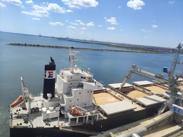Kiev (EFE).- Al menos diez marinos han muerto en un ataque ruso con misiles cerca de un puerto ucraniano del mar Negro contra un barco mercante de propiedad turca que transportaba grano, según el último balance oficial de víctimas facilitado por la Administración Ucraniana de Puertos Marítimos. El ministro de Infraestructuras de Ucrania, Mikola Kalashnik, informó de que la tripulación del barco estaba integrada por 17 ciudadanos sirios e indios y por un ucraniano.