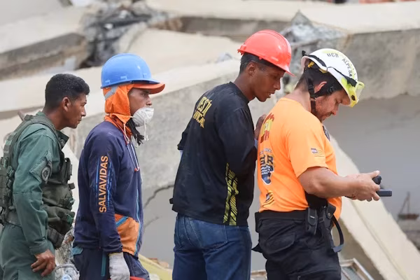 Caraballeda (Venezuela) (EFE).- Un grupo de rescatistas desplegó este viernes drones y perros para evaluar el rescate de Fabio, un niño de 9 años que permanece desde hace nueve días bajo un edificio derrumbado en el estado venezolano de La Guaira (norte), el más devastado por el doble terremoto del 24 de junio.