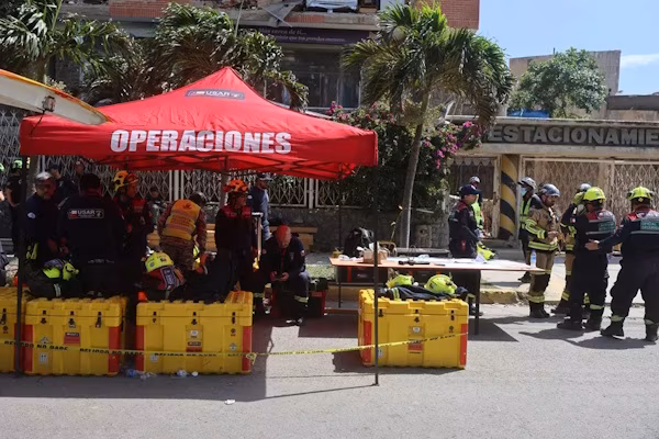 Catia La Mar (Venezuela) (EFE).- Un superviviente de los terremotos en Venezuela fue rescatado en la mañana de este jueves, tras ocho días bajo los escombros de un edificio en el estado de La Guaira (norte del país, aledaño a Caracas) y una operación de salvamento de casi 72 horas.