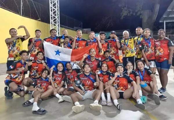 Colegio Mariano Prad Araúz de Nata celebra su título nacional de balonmano.