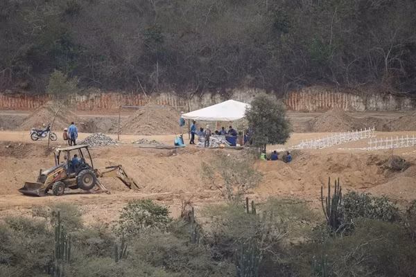 Carayaca (EFE).- Centenares de víctimas sin identificar del doble terremoto del pasado 24 de junio están siendo enterradas en varias fosas que han sido abiertas recientemente y por la emergencia en un cementerio municipal del estado venezolano La Guaira, según informaron a EFE varios testigos.