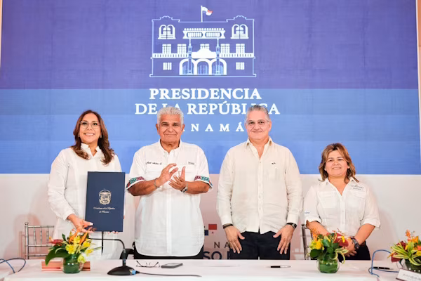 En el contexto del Gabinete Logístico realizado este jueves en Colón, liderado por el presidente de la República de Panamá, José Raúl Mulino; el Instituto Nacional de Formación Profesional y Capacitación para el Desarrollo Humano (INADEH), el Ministerio de la Presidencia y el Instituto Técnico Superior Especializado (ITSE) suscribieron un Memorando de Entendimiento a fin de fortalecer la formación del talento humano que demanda el sector de la cadena de suministros en Panamá.