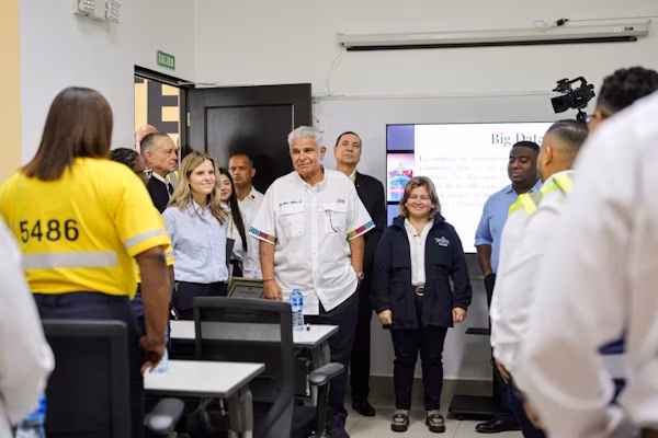 El presidente de la República de Panamá, José Raúl Mulino, resaltó la importancia de fortalecer la formación técnica y profesional en áreas estratégicas para el desarrollo del país. Estas declaraciones se dieron durante su visita al Puerto Cristóbal, donde conoció de cerca el curso respecto a Seguridad y Salud en los Trabajos Portuarios, que desarrolla el Instituto Nacional de Formación Profesional y Capacitación para el Desarrollo Humano (INADEH).