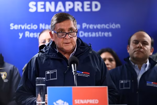Santiago de Chile (EFE).- Al menos tres personas fallecieron este jueves en Chile debido al temporal de lluvia y viento que azota desde hoy a diez de las 16 regiones del país y que está previsto que se intensifique en las próximas horas. Los fallecidos son un trabajador al que se le cayó un árbol cuando estaba despejando una carretera en la región sureña del Biobío; un hombre que se resbaló y cayó al suelo mientras estaba limpiando las canaletas en el tejado de su casa en La Araucanía (sur) y otro hombre que sufrió una descarga eléctrica en Santiago