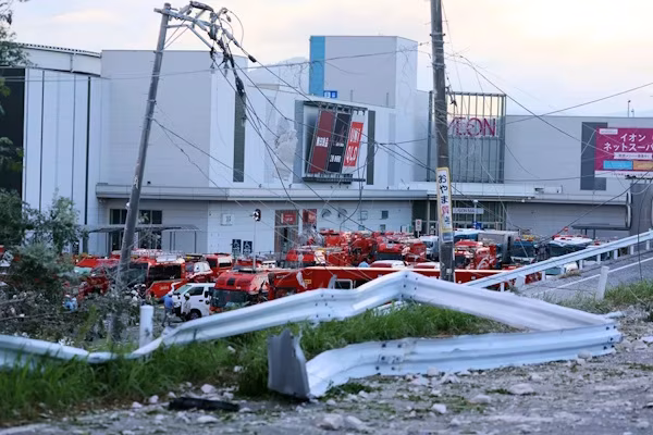 Tokio (EFE).- Los muertos por el terremoto de magnitud 7,1 que sacudió el martes el sudoeste de Japón ascienden ya a 18, según datos del Gobierno central y de la prefectura de Kumamoto, mientras los equipos de rescate trabajan contrarreloj este miércoles para encontrar supervivientes atrapados bajo escombros de edificios. A los 13 muertos avanzados a primera hora por la primera ministra japonesa, Sanae Takaichi, se añaden ahora otros cinco por el derrumbe de una chimenea en la planta de Yatsushiro de Nippon Paper Industries, según informó un portavoz de la prefectura de Kumamoto en una rueda de prensa.