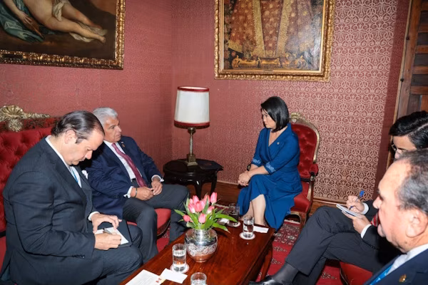 El relanzamiento de las relaciones comerciales por medio de la repotenciación del vigente Tratado de Libre Comercio (TLC), puertos y la adhesión de Perú al Tratado de Neutralidad del Canal fueron los temas principales de la primera reunión que sostuvieron el presidente de la República de Panamá, José Raúl Mulino, y la presidenta electa de Perú, Keiko Fujimori, quien asumió este martes el cargo durante una ceremonia de juramentación en el Congreso peruano. Mulino y Fujimori concordaron en la relación de socios imprescindibles que mantienen Panamá y Perú, sobre todo en el enfoque de complementos en la parte económica.
