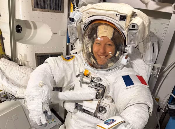 Miami (EE.UU.) (EFE).- La astronauta Sophie Adenot se convirtió este martes en la primera mujer francesa en emprender una caminata espacial desde la Estación Espacial Internacional (EEI), una actividad que había sido aplazada por un fallo en el traje de su compañero, el estadounidense Anil Menon, y que se prolongará unas seis horas y media para sustituir una antena de comunicaciones de alta velocidad.