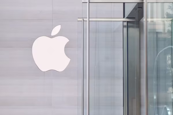 Bruselas (EuroEFE).- La Comisión Europea (CE) dio este martes la bienvenida a las nuevas medidas anunciadas por Apple para facilitar la distribución de aplicaciones en canales alternativos a su tienda oficial, y tras la multa que impuso Bruselas a la firma estadounidense hace más de un año por sus prácticas monopolísticas.