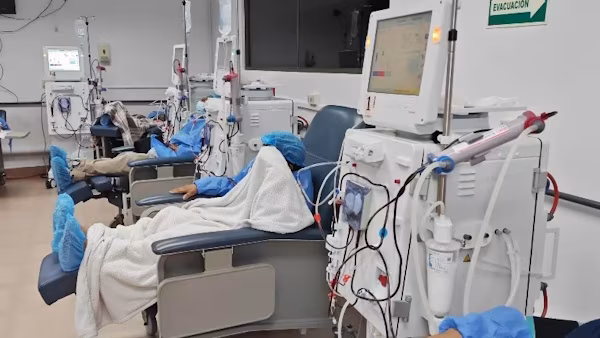 Desde este lunes, 3 de agosto, unos cien pacientes que se dializaban en el Complejo Hospitalario Dr. Arnulfo Arias Madrid reciben su tratamiento en la sala Metro 3, ubicada en el Hospital Santo Tomás, según dio a conocer, la doctora Karla Rodríguez, subcoordinadora nacional de Terapias de Sustitución Renal y Enfermedad Crónica de los Riñones. Esta sala fue remodelada dentro del plan de adecuaciones que la Caja de Seguro Social de Panamá (CSS) ejecuta en sus unidades de hemodiálisis. Esta apertura forma parte de la estrategia institucional de fortalecimiento de la red de atención de los pacientes que requieren terapias dialíticas en el país, orientada a ampliar de forma progresiva la cobertura de este tratamiento.