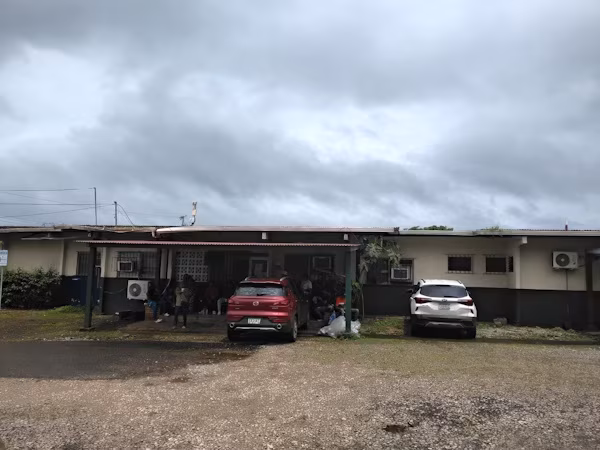 Daños a la infraestructura, rotura de vidrios, golpes en las puertas, lanzamiento de piedras y otros objetos contundentes, así como agresiones contra funcionarios, se han registrado en el Centro de Salud de Escobal, ubicado en el sector del Lago Gatún, en la provincia de Colón. A este respecto, el director regional del Ministerio de Salud (MINSA) en Colón, Abraham Alvarado, informó que, se desconoce el motivo de estas acciones, que han afectado tanto las instalaciones como al personal que brinda atención a la población.
