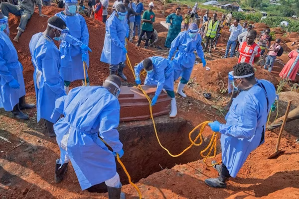 Nairobi (EFE).- El actual brote de ébola en la República Democrática del Congo (RDC), declarado en el este del país el pasado 15 de mayo, ya es la segunda epidemia de esta enfermedad más letal de la historia, con 2.325 muertos registrados, según los últimos datos de las autoridades congoleñas. Con un total de 4.945 casos confirmados, el brote supera así ya tanto en contagios como en muertes al que golpeó también al este de la RDC entre 2018 y 2020 -que causó 2.299 muertes y 3.481 casos-, si bien queda todavía lejos del peor de la historia, que provocó 11.000 muertos y 28.000 contagios en África occidental entre 2014 y 2016.