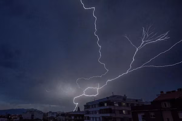 Madrid (EFE).- La Agencia Estatal de Meteorología (Aemet) ha activado este miércoles avisos meteorológicos en quince comunidades autónomas por tormentas, lluvias y altas temperaturas de hasta 40 grados, de las que diez se encuentran en nivel ‘naranja’ (por riesgo grave).