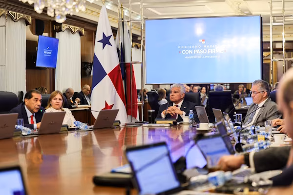 El Consejo de Gabinete de Panamá aprobó enviar a consideración de la Asamblea Nacional el proyecto de ley 30-26, el cual adiciona y modifica disposiciones del Código Fiscal relativas a la tributación de determinadas operaciones de la economía digital y dicta otras disposiciones. Este proyecto de ley tiene como fin actualizar el régimen del Impuesto a la Transferencia de Bienes Corporales Muebles y Servicios (ITBMS) frente a las nuevas modalidades de producción, comercialización, intermediación y prestación de servicios que se desarrollan mediante plataformas, aplicaciones y otros medios digitales.