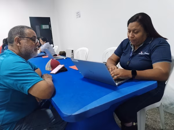El Instituto para la Formación y Aprovechamiento de Recursos Humanos de Panamá (IFARHU), junto con la Caja de Ahorros (CA), inició a partir de este martes, 25 de agosto, la entrega de tarjetas para el cobro del Programa de Asistencia Social Educativa Universal (PASE-U) en la provincia de Darién y la región de Tortí. Para esta gestión, en total, se tiene prevista la entrega de 9,463 tarjetas, que beneficiarán a 15,184 estudiantes de ambas regiones.