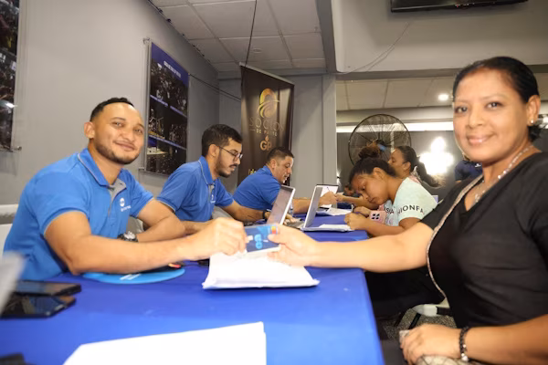 La provincia de Colón inició su segunda semana de entrega de tarjetas para el cobro del Programa de Asistencia Social Educativa Universal (PASE-U), jornada que también contempla la actualización y validación de la aplicación PUNCH by Caja de Ahorros.