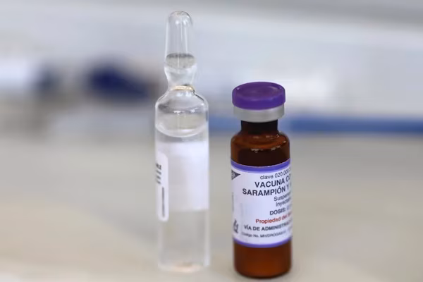 Washington (EFE).- La Organización Panamericana de la Salud (OPS) informó este sábado de que emitió una alerta epidemiológica para instar a los países de América a reforzar la vacunación ante el brote de sarampión, después de que los casos se hayan triplicado respecto al año pasado. La OPS advirtió en un comunicado de que el continente americano registra el mayor número de casos de sarampión en más de dos décadas.