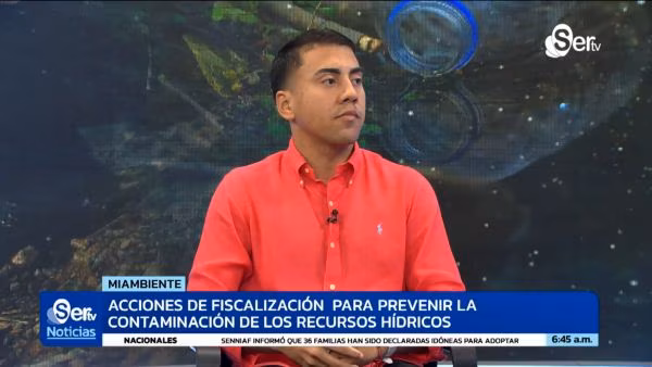 El Ministerio de Ambiente (MiAmbiente) informó que mantiene acciones de fiscalización en campo para prevenir la contaminación de fuentes hídricas y verificar que las empresas cumplan con las medidas establecidas en sus herramientas de gestión ambiental. Ezequiel Aguirre, evaluador ambiental de la Dirección de Verificación de Desempeño Ambiental de MiAmbiente, explicó que la entidad trabaja en una guía de buenas prácticas para la rehabilitación y mantenimiento de sistemas de agua potable y aguas residuales.