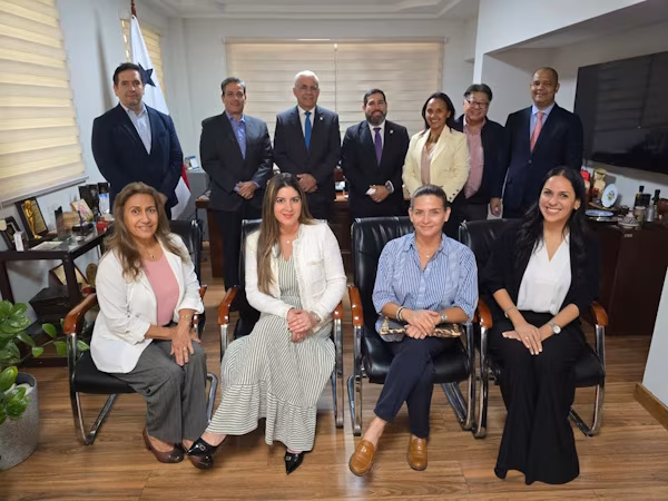 El ministro de Desarrollo Agropecuario de Panamá (MIDA), Roberto Linares, sostuvo una reunión de trabajo con representantes de la Asociación Nacional de Procesadores de Leche (ANAPROLE), donde se trataron temas para el reforzamiento de este sector. Durante el desarrollo de este encuentro, los dirigentes extendieron la invitación formal al titular de la cartera agropecuaria a fin de acompañar a la nueva junta directiva, que preside Ricardo Pérez, en su acto de toma de posesión, agendado para el próximo 26 de agosto.