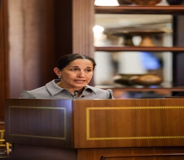 El Consejo de Gabinete de Panamá aprobó este martes, 18 de agosto, el Decreto 2-26, que autoriza la suscripción del Contrato de Fideicomiso del Fondo Nacional de Culturas, entre el Ministerio de Cultura (MiCultura) y el Banco Nacional de Panamá (BNP), para la administración de los recursos destinados al fomento, promoción, financiamiento y desarrollo de las artes, el patrimonio y las expresiones culturales de la República de Panamá. De conformidad con el Capítulo XV de la Ley 175 de 2020 —Ley General de Cultura—, el Fondo Nacional de Culturas tiene como objetivo financiar, mediante recursos no reembolsables, iniciativas culturales que contribuyan al fortalecimiento del ecosistema cultural panameño promoviendo la creación artística, la innovación cultural y la conservación del patrimonio cultural.