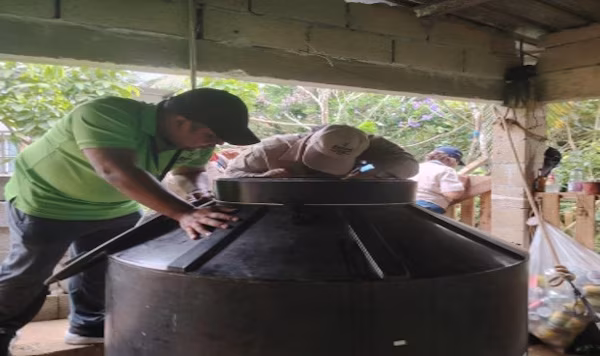 La Regional del Ministerio de Salud (MINSA) de Colón se encuentra activa en distintos corregimientos de Colón, en la jornada de sensibilización contra el dengue. La incursión comunitaria está dirigida por Abraham Alvarado, director regional del MINSA en Colón junto al equipo de control de vectores, promoción de la salud, saneamiento ambiental, estudiantes de UDELAS con el respaldo de la Policía Nacional. Estas acciones se llevan a cabo en los corregimientos de Cristóbal Este, Nueva Providencia, Puerto Pilón, Buena Vista.