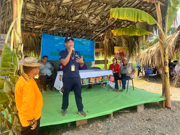 El Ministerio de Salud (MINSA), por medio de la Región de Salud de Panamá Este y el Departamento Nacional de Control de Vectores, llevó a cabo el lanzamiento del Piloto de Distribución e Instalación de Emanadores Espaciales para la Prevención de la Malaria en la comunidad de Puerto Limón, en la comarca Madugandí. La jornada significó un importante esfuerzo logístico para los equipos de salud, quienes efectuaron una travesía por tierra y agua para llegar hasta esta comunidad de difícil acceso, experiencia que hizo posible fortalecer la coordinación con las autoridades y actores locales para avanzar en nuevas estrategias de prevención de la malaria.