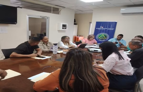 Atender las áreas más afectadas por casos de dengue en los distintos corregimientos del distrito de Colón fue el propósito de la reunión sostenida entre Abraham Alvarado, director regional del Ministerio de Salud (MINSA), y los representantes de corregimientos donde se registran altos índices de infestación. En ese contexto, para los días 21, 22 y 23 de agosto, se coordinó con las juntas comunales para que desarrollen jornadas intensivas de limpieza en las poblaciones donde se registran la mayor cantidad de casos de dengue.