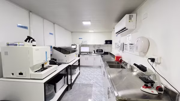 El Ministerio de Salud, por medio de la Región de Salud de Panamá Oeste, bajo la dirección del Dr. Jorge Melo, inauguró un moderno laboratorio clínico en el Centro de Salud de Puerto Caimito, una obra que refuerza la capacidad diagnóstica de la instalación y favorecerá a más de 46 mil habitantes de esta comunidad.