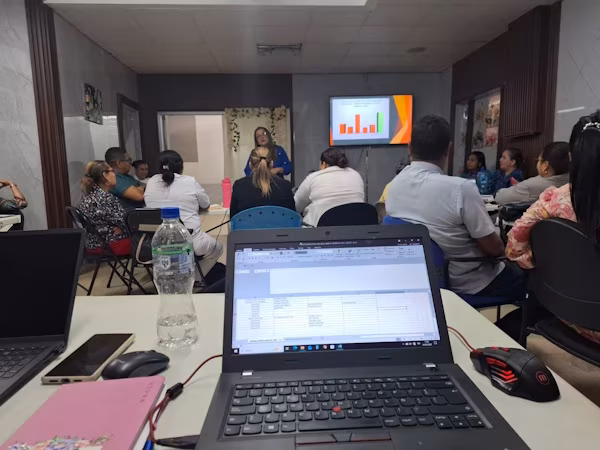 Con el fin de fortalecer la atención integral de las personas con enfermedades crónicas no transmisibles, la Región de Salud de Veraguas, por medio del Programa de Salud de Adulto, llevó a la práctica una jornada de capacitación y evaluación semestral de la Estrategia HEARTS, dirigida a médicos generales, personal de enfermería y técnicos de Registros Médicos de Salud (REGES).