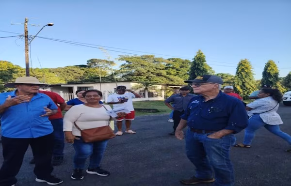 El Ministerio de Obras Públicas (MOP), por medio de su Dirección Regional en Veraguas, atendió este lunes las inquietudes de moradores del corregimiento de Llano Grande, distrito de La Mesa, respecto a las condiciones de la vía en el tramo Aclita-Pedernal-Los Siancas. Para este particular, el director regional del MOP en Veraguas, Humberto Della Togna, acudió al sector a fin de escuchar a los residentes y explicar las acciones que desarrolla la institución, donde desde hace varias semanas se llevan a ejecución trabajos de mantenimiento orientados a mejorar las condiciones de la vía.