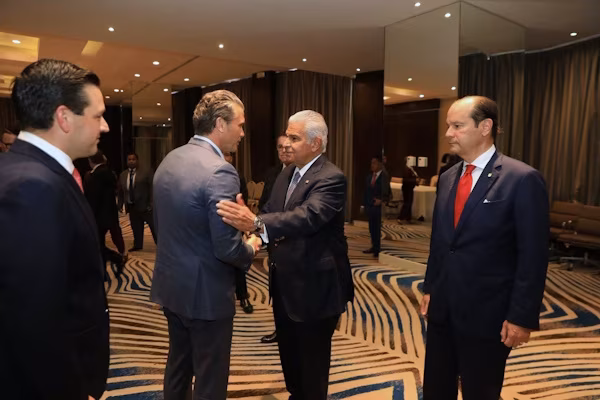 En el ámbito de la reunión de la Coalición de las Américas contra los Cárteles, el presidente de la República de Panamá, José Raúl Mulino, y el secretario de Guerra de Estados Unidos, Pete Hegseth, sostuvieron un encuentro bilateral en el que resaltaron la estrecha cooperación entre ambas naciones, principalmente en materia de seguridad regional y combate contra el narcotráfico. Durante el desarrollo de esta reunión, Hegseth, destacó el rol que ha desempeñado Panamá en las estrategias para reforzar la lucha contra los cárteles y atender situaciones irregulares, como la migración ilegal en la región latinoamericana.