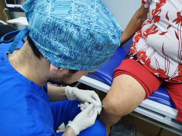 Para que los asegurados del sector este de la provincia de Panamá y otras áreas, obtengan respuestas oportunas a sus dolencias musculares y articulares sin alejarse de su comunidad, la Policlínica Dr. José Joaquín Vallarino Z., en Juan Díaz, refuerza su servicio de Ortopedia y Traumatología, enfocado en mejorar la calidad de vida y agilizar los tiempos de atención. En este contexto, y pensando en la tranquilidad de quienes sufren una lesión repentina, esta unidad cuenta con una Clínica de Fracturas diseñada para ofrecer asistencia inmediata a los casos que ingresan por el servicio de urgencias, reduciendo el dolor y evitando complicaciones posteriores.