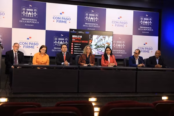 El Consejo de Gabinete de Panamá aprobó el martes, 25 de agosto de 2026, el proyecto de ley 31-26, que establece el régimen jurídico de incentivos fiscales aplicable a las inversiones en la actividad turística en el país. Esta iniciativa consolida en un solo marco normativo las leyes especiales dispersas, corrige fallas de mercado, reduce barreras para el desarrollo de proyectos de alto impacto económico y nuevos productos y fomenta nuevas inversiones y empleos.
