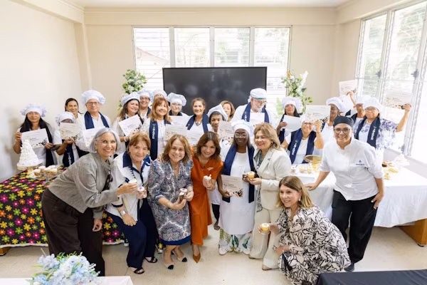 La Primera Dama de la República de Panamá, Maricel Cohen de Mulino, encabezó el martes, 18 de agosto de 2026, la graduación de la primera promoción de la Casa de los Buenos Días Papa Francisco, la cual está integrada por 32 adultos mayores que concluyeron casi seis meses de formación en cursos prácticos desarrollados en alianza con el Instituto Nacional de Formación Profesional y Capacitación para el Desarrollo Humano (INADEH).