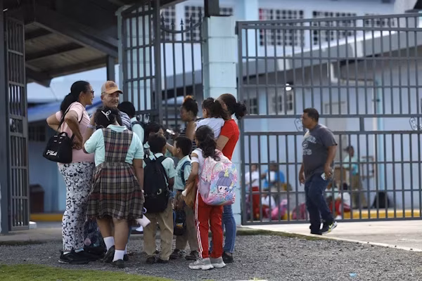Ciudad de Panamá (EFE).- Varias regiones del este de Panamá fueron sacudidas este lunes por el sismo de magnitud 7,4 con epicentro en Colombia, según el informe preliminar del Instituto de Geociencias panameño, lo que provocó la evacuación de edificios en la capital y otras ciudades del país. El movimiento telúrico se registró a las 07:34 hora local (12:34 GMT) localizado en Colombia a 350 kilómetros al sureste de la población ecuatoriana de Jaqué, de acuerdo con ese informe. Por su parte, el Servicio Geológico de Estados Unidos (USGS, por sus siglas en inglés) situó en 7,4 la magnitud del terremoto, con epicentro al este de San José del Palmar.