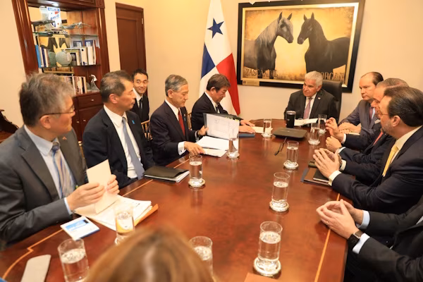 • Ambos países avanzan en el establecimiento de un vuelo directo, exploran oportunidades en otros proyectos como el tren y las nuevas concesiones portuarias. El presidente de la República de Panamá, José Raúl Mulino, recibió este miércoles, 5 de agosto, al ministro de Asuntos Exteriores de Japón, Toshimitsu Motegi, quien ratificó la estrategia e interés de su país de continuar respaldando proyectos emblemáticos y consolidar la relación comercial y diplomática entre ambas naciones. Durante el desarrollo de este encuentro binacional, que se llevó a cabo en el Palacio de las Garzas, Mulino, resaltó que, esta relación, cobra mayor importancia dado que Japón, es el tercer mayor usuario del Canal y el principal usuario de la marina mercante panameña. Agregó que, la nación asiática representa la puerta de entrada a Asia.