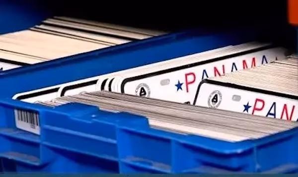 La Alcaldía de Panamá informa que las placas correspondientes a enero, febrero y marzo 2026-2030 para vehículos, motos y bicicletas nuevos ya se pueden retirar en el Centro de Placas ubicado en el Parque Francisco Arias Paredes de Calidonia. El Centro de Placas se encuentra diagonal al edificio Hatillo, entre avenida Cuba y avenida Perú, y atiende en horario de lunes a viernes de 7:00 a.m. a 6:00 p.m., y los sábados de 7:00 a.m. a 1:00 p.m.