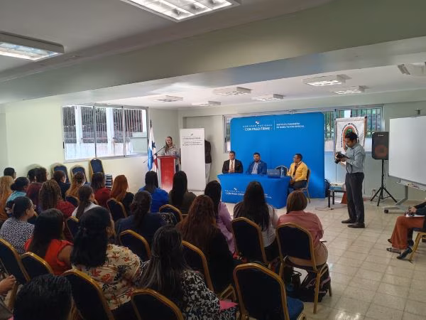 Docentes se capacitan en IA para educación especial.