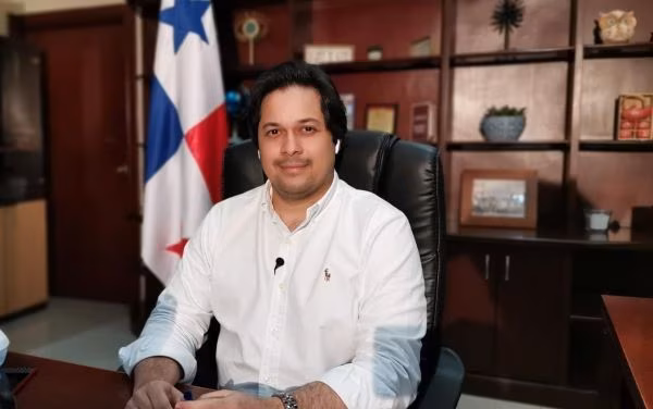 El exfuncionario está siendo investigado por supuesto enriquecimiento injustificado.